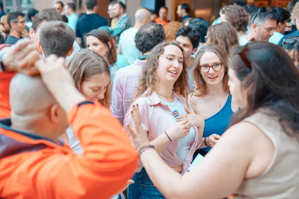 A busy crowd of guests laughing together at a Social Melting Pot night at Brauerei Kürzer in Düsseldorf